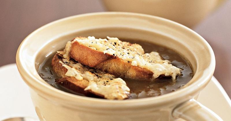 Prancūziška klasikinė svogūnų sriuba